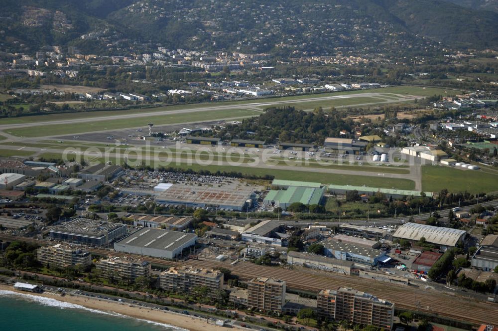 Cannes from the bird's eye view: Blick auf den Flughafen Cannes - Mandelieu / Aéroport de Cannes - Mandelieu. Der Flughafen befindet sich ca 5km westlichen von Cannes, sowie östlich von Mandelieu la Napoule. International ist er weniger bedeutend, denn der Hauptflugverkehr wird im Flughafen von Nizza abgefertigt. Kontakt: Aéroport Cannes Mandelieu, Avenue Francis Tonner, 06150 Cannes, Tel. +33(0)8 20 42 66 66