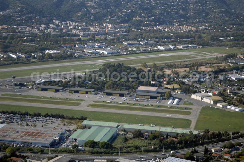 Cannes from above - Blick auf den Flughafen Cannes - Mandelieu / Aéroport de Cannes - Mandelieu. Der Flughafen befindet sich ca 5km westlichen von Cannes, sowie östlich von Mandelieu la Napoule. International ist er weniger bedeutend, denn der Hauptflugverkehr wird im Flughafen von Nizza abgefertigt. Kontakt: Aéroport Cannes Mandelieu, Avenue Francis Tonner, 06150 Cannes, Tel. +33(0)8 20 42 66 66