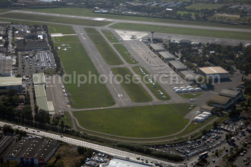 Cannes from the bird's eye view: Blick auf den Flughafen Cannes - Mandelieu / Aéroport de Cannes - Mandelieu. Der Flughafen befindet sich ca 5km westlichen von Cannes, sowie östlich von Mandelieu la Napoule. International ist er weniger bedeutend, denn der Hauptflugverkehr wird im Flughafen von Nizza abgefertigt. Kontakt: Aéroport Cannes Mandelieu, Avenue Francis Tonner, 06150 Cannes, Tel. +33(0)8 20 42 66 66