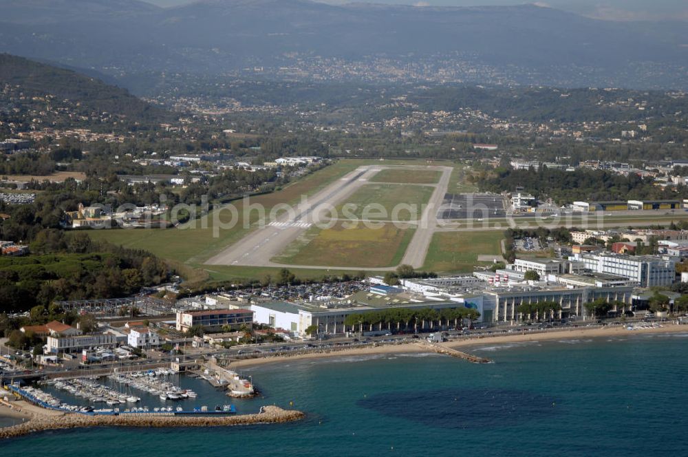 Cannes from above - Blick auf den Flughafen Cannes - Mandelieu / Aéroport de Cannes - Mandelieu. Der Flughafen befindet sich ca 5km westlichen von Cannes, sowie östlich von Mandelieu la Napoule. International ist er weniger bedeutend, denn der Hauptflugverkehr wird im Flughafen von Nizza abgefertigt. Kontakt: Aéroport Cannes Mandelieu, Avenue Francis Tonner, 06150 Cannes, Tel. +33(0)8 20 42 66 66