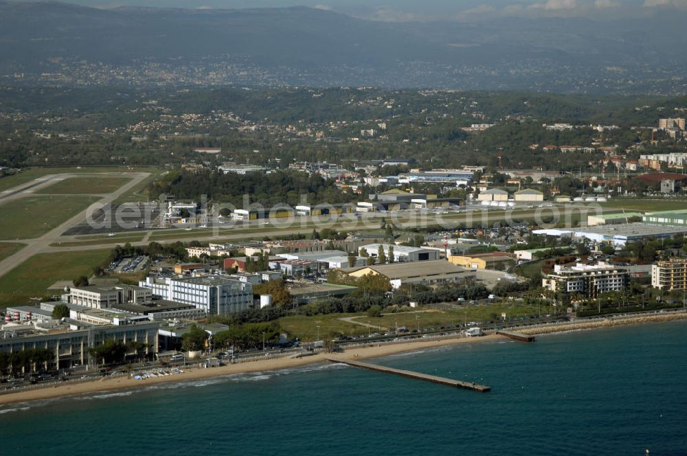 Cannes from the bird's eye view: Blick auf den Flughafen Cannes - Mandelieu / Aéroport de Cannes - Mandelieu. Der Flughafen befindet sich ca 5km westlichen von Cannes, sowie östlich von Mandelieu la Napoule. International ist er weniger bedeutend, denn der Hauptflugverkehr wird im Flughafen von Nizza abgefertigt. Kontakt: Aéroport Cannes Mandelieu, Avenue Francis Tonner, 06150 Cannes, Tel. +33(0)8 20 42 66 66