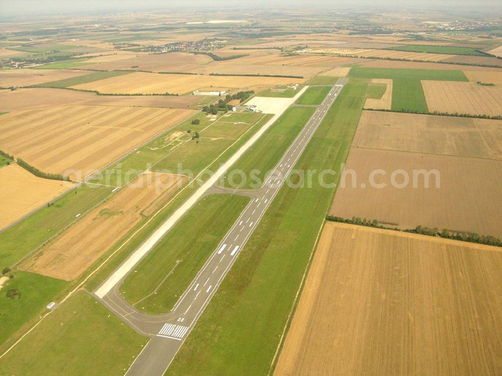 Cochstedt from the bird's eye view: , Der Flughafen Cochstedt bietet mit seinen Industrie- und Gewerbeflächen beste Voraussetzungen für eine hervorragende Fluganbindung für den mitteldeutschen Wirtschaftsraum sowie interessante Möglichkeiten der Ansiedlung von Industrie und Gewerbe auf den dafür vorgehaltenen Gewerbeflächen.