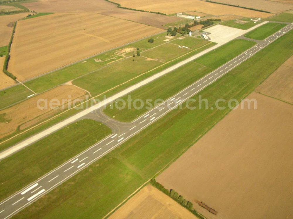 Aerial image Cochstedt - , Der Flughafen Cochstedt bietet mit seinen Industrie- und Gewerbeflächen beste Voraussetzungen für eine hervorragende Fluganbindung für den mitteldeutschen Wirtschaftsraum sowie interessante Möglichkeiten der Ansiedlung von Industrie und Gewerbe auf den dafür vorgehaltenen Gewerbeflächen.