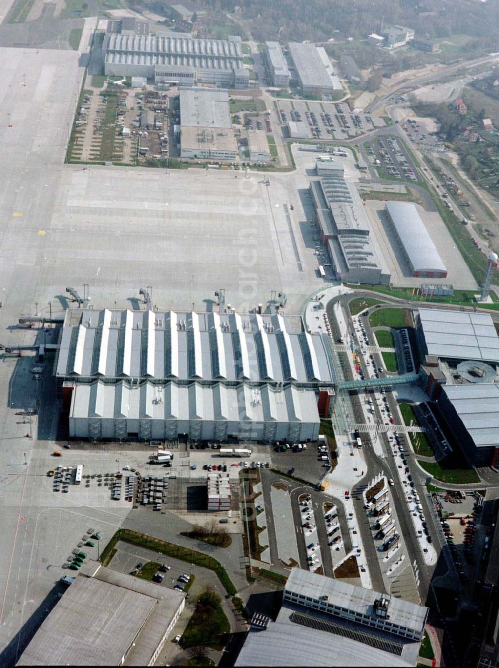 Aerial image Dresden - Neue Abfertigungshallen auf dem Gelände des Flughafens Dresden - Klotsche.