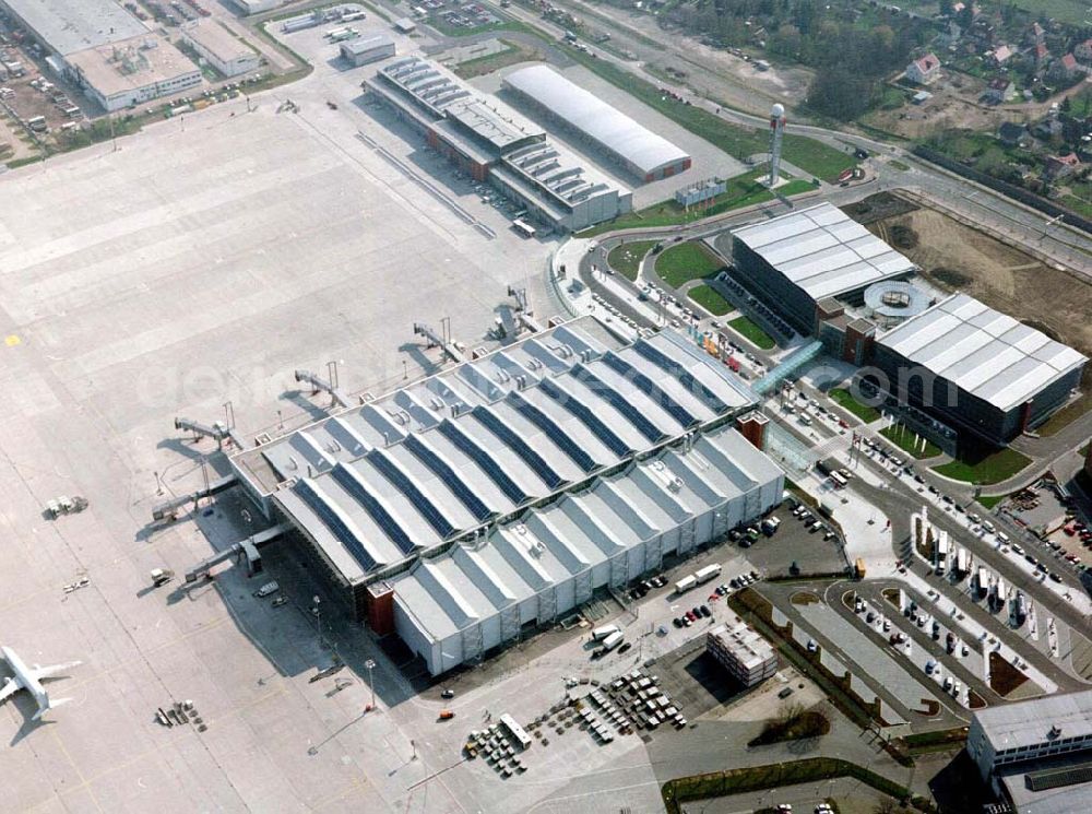 Aerial photograph Dresden - Neue Abfertigungshallen auf dem Gelände des Flughafens Dresden - Klotsche.