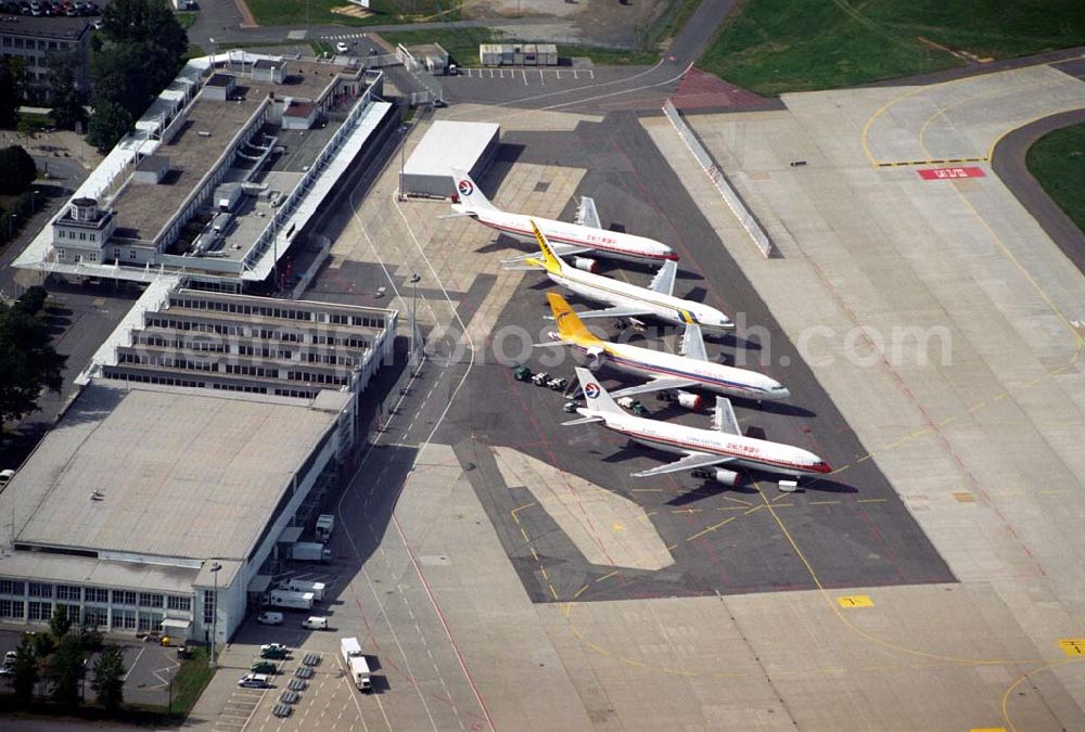 Aerial photograph Dresden - Neue Abfertigungshallen am Flughafen Dresden-Klotzsche. Durch den 2001 fertiggestellten neuen Flughafen-Dresden-Terminal können hier 3,5 Mio. Passagiere jährlich abgefertigt werden. Kontakt: Flughafen Dresden GmbH, Flughafenstraße, 01109 Dresden, Telefon: +49-351-881-0, Telefax: +49-351-8813035, E-Mail: marketing@dresden-airport.de,