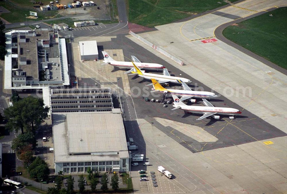 Dresden from above - Neue Abfertigungshallen am Flughafen Dresden-Klotzsche. Durch den 2001 fertiggestellten neuen Flughafen-Dresden-Terminal können hier 3,5 Mio. Passagiere jährlich abgefertigt werden. Kontakt: Flughafen Dresden GmbH, Flughafenstraße, 01109 Dresden, Telefon: +49-351-881-0, Telefax: +49-351-8813035, E-Mail: marketing@dresden-airport.de,