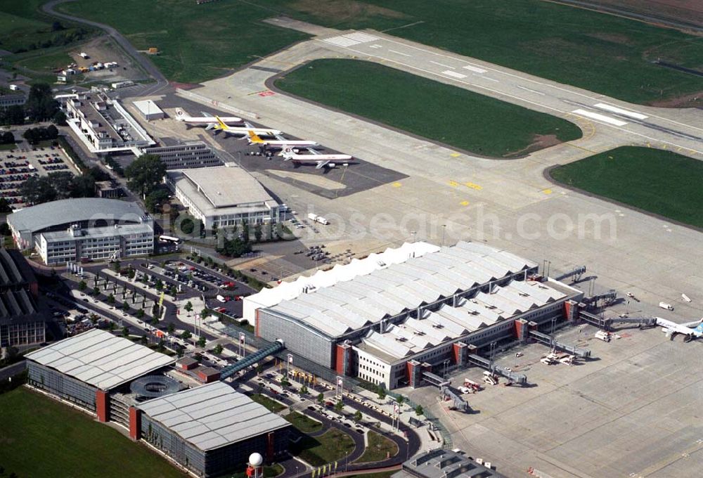 Dresden from the bird's eye view: Neue Abfertigungshallen am Flughafen Dresden-Klotzsche. Durch den 2001 fertiggestellten neuen Flughafen-Dresden-Terminal können hier 3,5 Mio. Passagiere jährlich abgefertigt werden. Kontakt: Flughafen Dresden GmbH, Flughafenstraße, 01109 Dresden, Telefon: +49-351-881-0, Telefax: +49-351-8813035, E-Mail: marketing@dresden-airport.de,