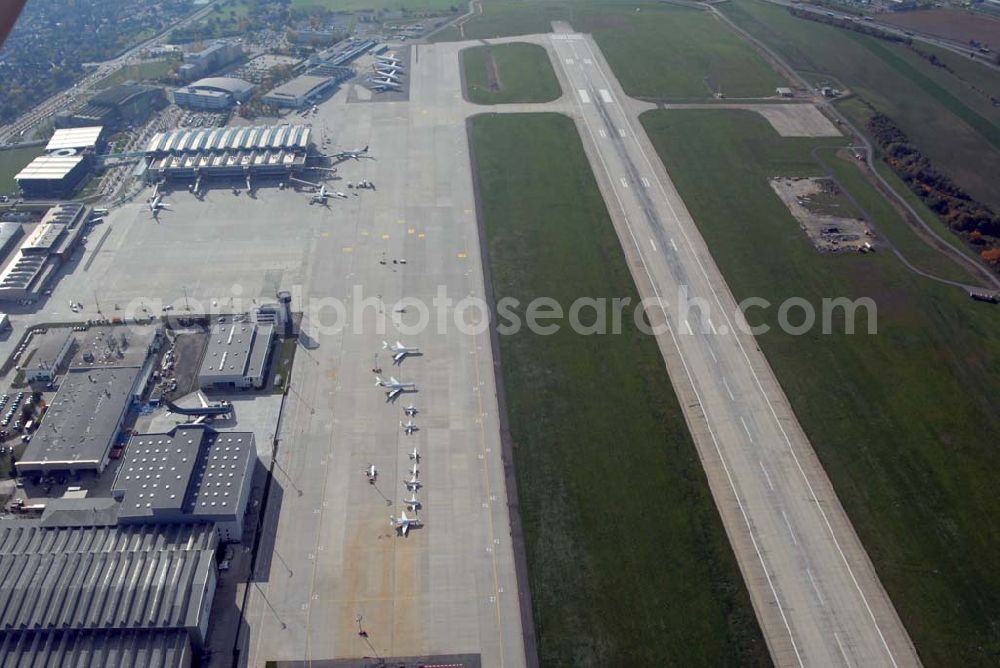 Aerial photograph Dresden - Blick auf den Flughafen Dresden. Der Flughafen Dresden dient dem Luftverkehr zur nationalen und kontinentalen Anbindung der Stadt und Region Dresden. Er liegt im äußersten Norden der Stadt Dresden, im Ortsteil Klotzsche. Seine Landebahn verläuft in Richtung Nord-Nord-Ost parallel zur A 4. Der Flughafen hat das zweithöchste Passagieraufkommen der Flughäfen der neuen Bundesländer, nach dem Flughafen Leipzig/Halle, im Linienverkehr ist der Flughafen Dresden führend in den neuen Bundesländern.