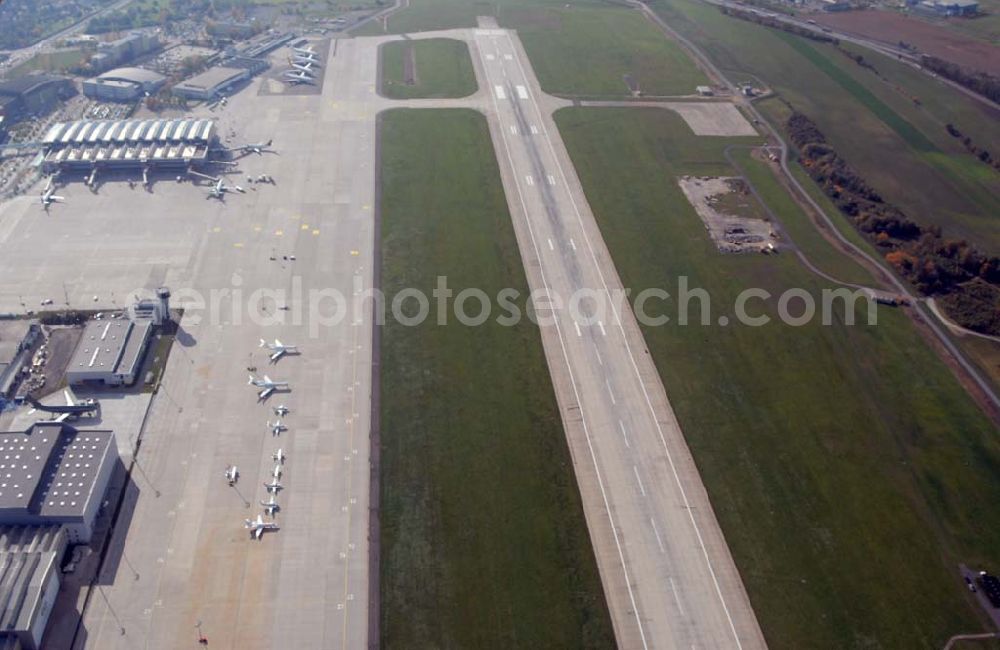 Dresden from above - Blick auf den Flughafen Dresden. Der Flughafen Dresden dient dem Luftverkehr zur nationalen und kontinentalen Anbindung der Stadt und Region Dresden. Er liegt im äußersten Norden der Stadt Dresden, im Ortsteil Klotzsche. Seine Landebahn verläuft in Richtung Nord-Nord-Ost parallel zur A 4. Der Flughafen hat das zweithöchste Passagieraufkommen der Flughäfen der neuen Bundesländer, nach dem Flughafen Leipzig/Halle, im Linienverkehr ist der Flughafen Dresden führend in den neuen Bundesländern.