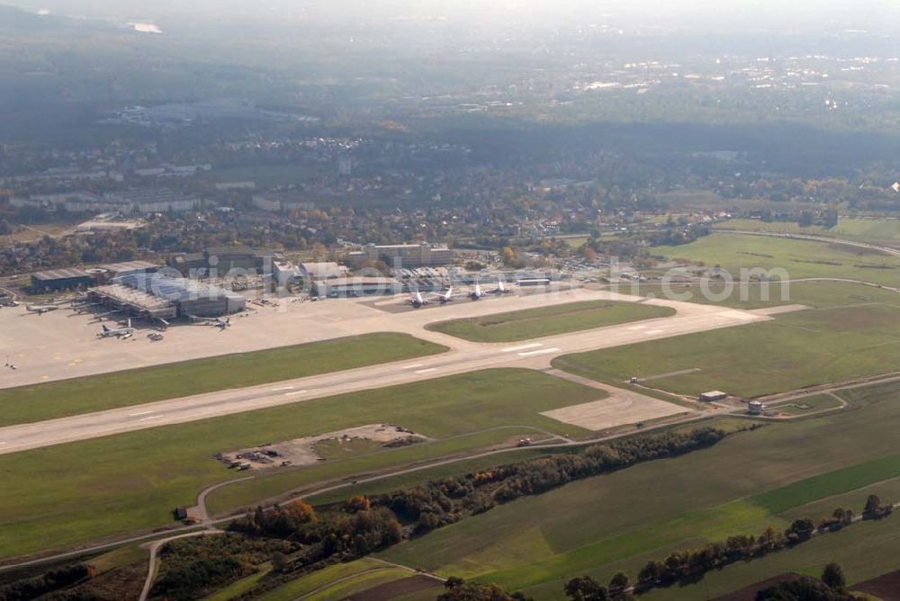 Dresden from the bird's eye view: Blick auf den Flughafen Dresden. Der Flughafen Dresden dient dem Luftverkehr zur nationalen und kontinentalen Anbindung der Stadt und Region Dresden. Er liegt im äußersten Norden der Stadt Dresden, im Ortsteil Klotzsche. Seine Landebahn verläuft in Richtung Nord-Nord-Ost parallel zur A 4. Der Flughafen hat das zweithöchste Passagieraufkommen der Flughäfen der neuen Bundesländer, nach dem Flughafen Leipzig/Halle, im Linienverkehr ist der Flughafen Dresden führend in den neuen Bundesländern.