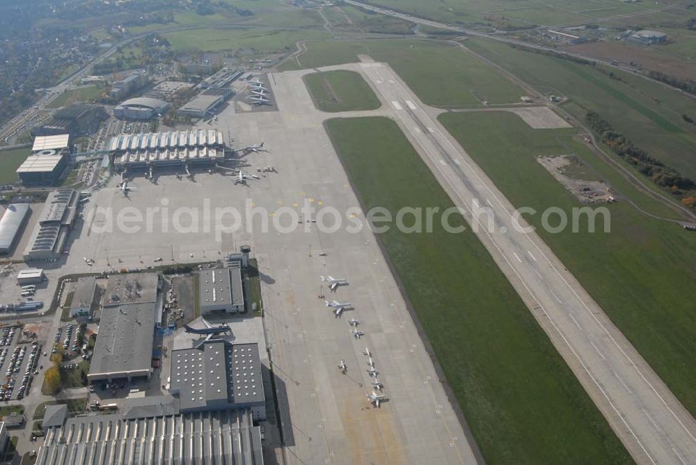 Aerial image Dresden - Blick auf den Flughafen Dresden. Der Flughafen Dresden dient dem Luftverkehr zur nationalen und kontinentalen Anbindung der Stadt und Region Dresden. Er liegt im äußersten Norden der Stadt Dresden, im Ortsteil Klotzsche. Seine Landebahn verläuft in Richtung Nord-Nord-Ost parallel zur A 4. Der Flughafen hat das zweithöchste Passagieraufkommen der Flughäfen der neuen Bundesländer, nach dem Flughafen Leipzig/Halle, im Linienverkehr ist der Flughafen Dresden führend in den neuen Bundesländern.