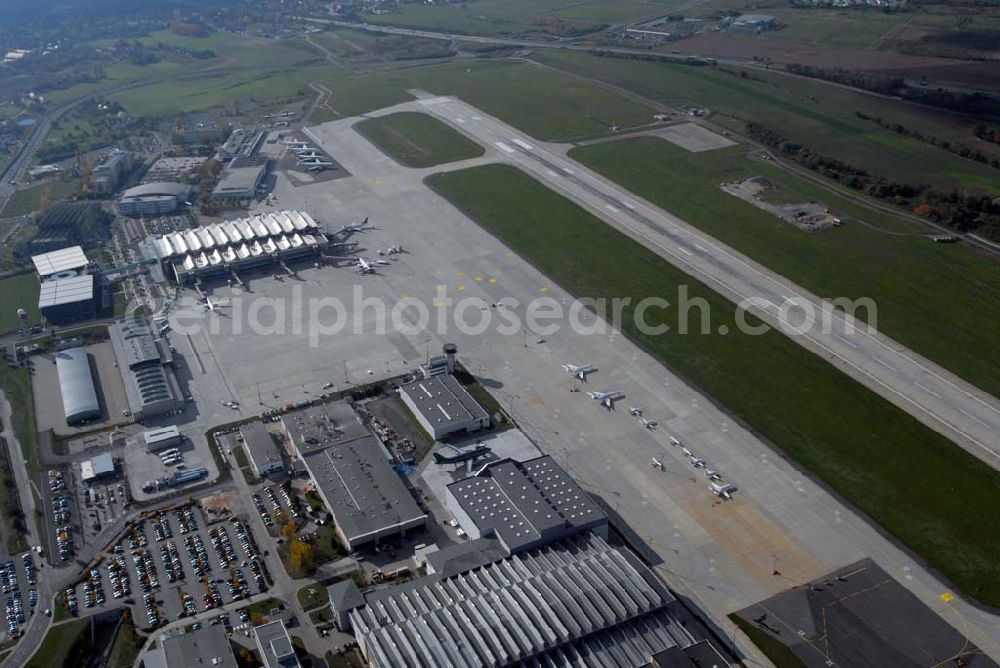 Aerial photograph Dresden - Blick auf den Flughafen Dresden. Der Flughafen Dresden dient dem Luftverkehr zur nationalen und kontinentalen Anbindung der Stadt und Region Dresden. Er liegt im äußersten Norden der Stadt Dresden, im Ortsteil Klotzsche. Seine Landebahn verläuft in Richtung Nord-Nord-Ost parallel zur A 4. Der Flughafen hat das zweithöchste Passagieraufkommen der Flughäfen der neuen Bundesländer, nach dem Flughafen Leipzig/Halle, im Linienverkehr ist der Flughafen Dresden führend in den neuen Bundesländern.