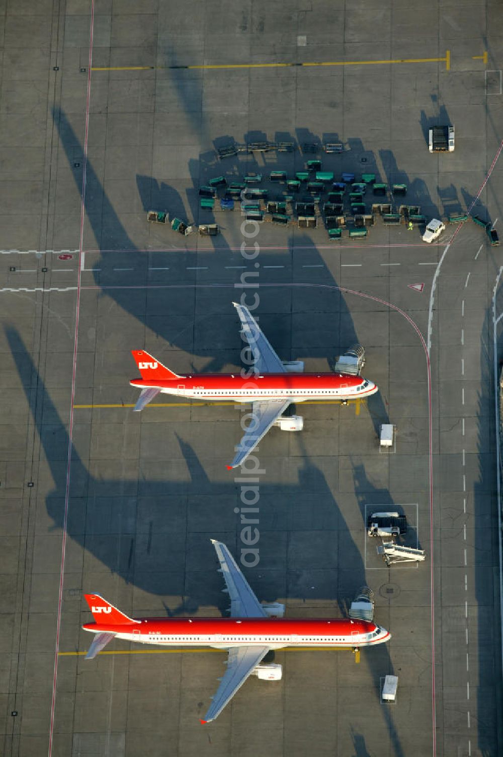 Düsseldorf from the bird's eye view: Flughafen Rhein-Ruhr-Flughafen auf dem Vorfeld findet gerade die Flugvorbereitung für ein LTU Ferienflieger statt.