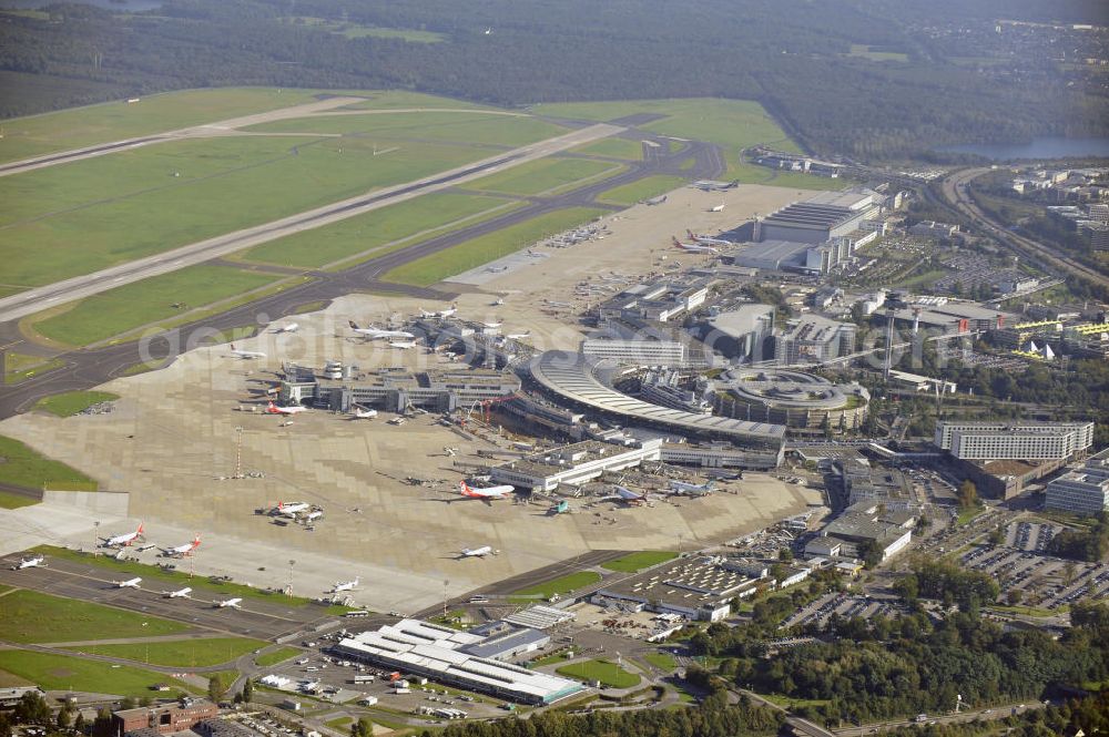 Aerial image Düsseldorf - Blick auf den Flughafen Düsseldorf International. Dieser ist der zentrale Flughafen von Nordrhein-Westfalen. View to the Duesseldorf International Airport which is the main airport in Nothrhine Westfalia.