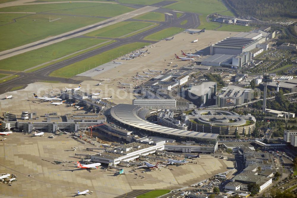 Aerial photograph Düsseldorf - Blick auf den Flughafen Düsseldorf International. Dieser ist der zentrale Flughafen von Nordrhein-Westfalen. View to the Duesseldorf International Airport which is the main airport in Nothrhine Westfalia.