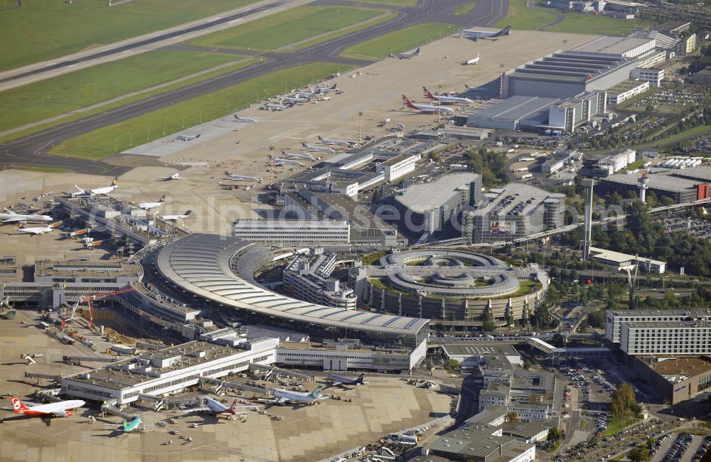 Düsseldorf from the bird's eye view: Blick auf den Flughafen Düsseldorf International. Dieser ist der zentrale Flughafen von Nordrhein-Westfalen. View to the Duesseldorf International Airport which is the main airport in Nothrhine Westfalia.