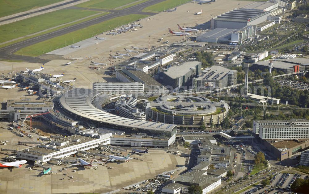 Aerial image Düsseldorf - Blick auf den Flughafen Düsseldorf International. Dieser ist der zentrale Flughafen von Nordrhein-Westfalen. View to the Duesseldorf International Airport which is the main airport in Nothrhine Westfalia.