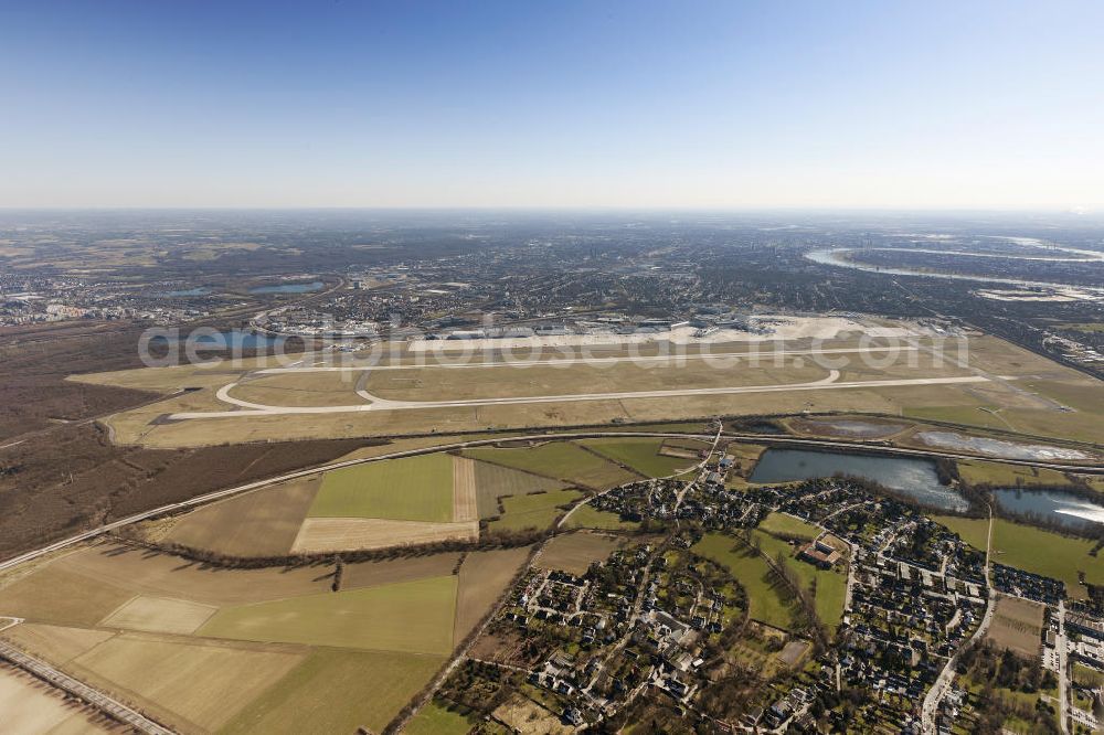  from above - Blick auf den Flughafen Düsseldorf International. Dieser ist der zentrale Flughafen von Nordrhein-Westfalen. View to the Duesseldorf International Airport which is the main airport in Nothrhine Westfalia.