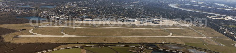  from the bird's eye view: Blick auf den Flughafen Düsseldorf International. Dieser ist der zentrale Flughafen von Nordrhein-Westfalen. View to the Duesseldorf International Airport which is the main airport in Nothrhine Westfalia.