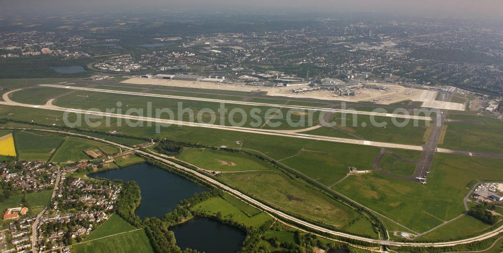  from above - Blick auf den Flughafen Düsseldorf International. Dieser ist der zentrale Flughafen von Nordrhein-Westfalen. View to the Duesseldorf International Airport which is the main airport in Nothrhine Westfalia.