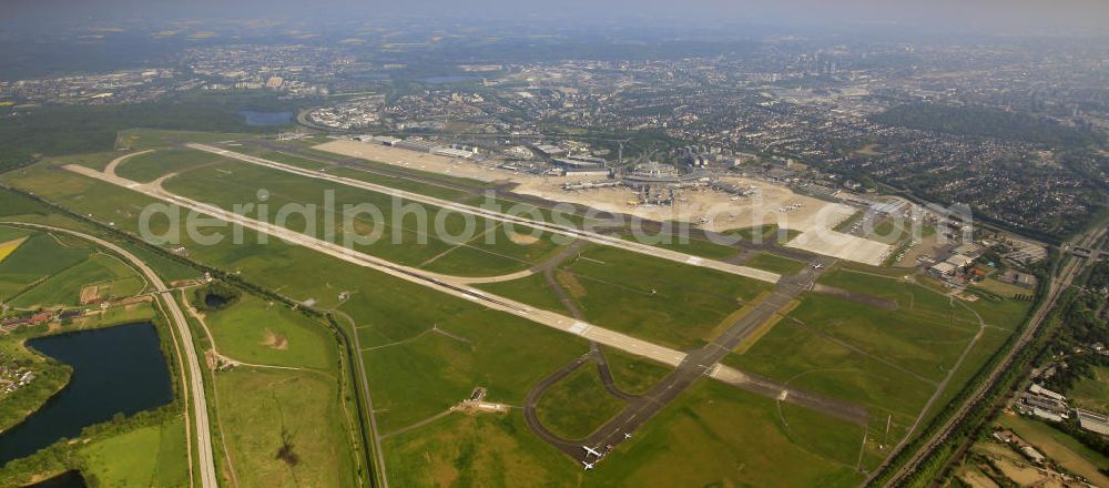  from the bird's eye view: Blick auf den Flughafen Düsseldorf International. Dieser ist der zentrale Flughafen von Nordrhein-Westfalen. View to the Duesseldorf International Airport which is the main airport in Nothrhine Westfalia.