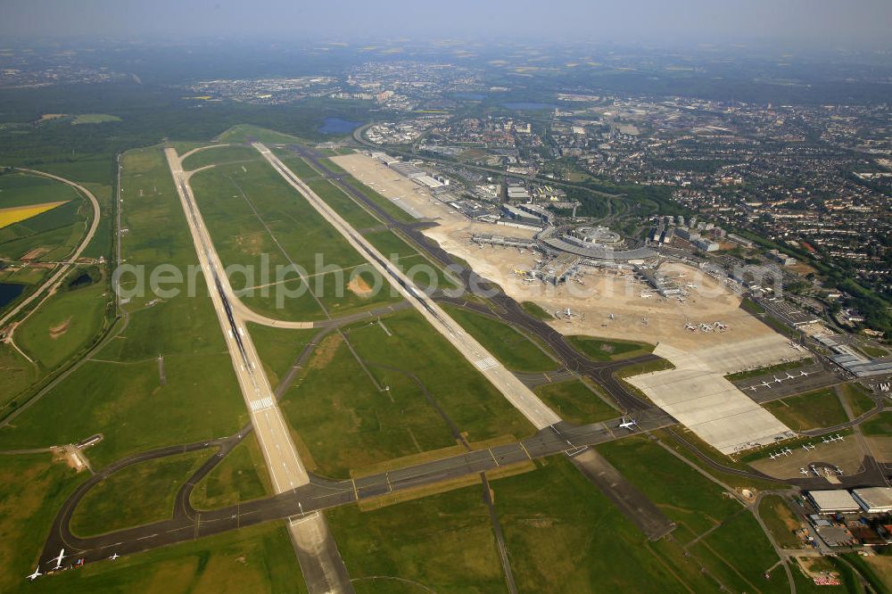  from above - Blick auf den Flughafen Düsseldorf International. Dieser ist der zentrale Flughafen von Nordrhein-Westfalen. View to the Duesseldorf International Airport which is the main airport in Nothrhine Westfalia.