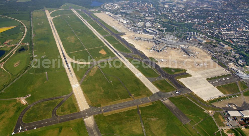  from the bird's eye view: Blick auf den Flughafen Düsseldorf International. Dieser ist der zentrale Flughafen von Nordrhein-Westfalen. View to the Duesseldorf International Airport which is the main airport in Nothrhine Westfalia.