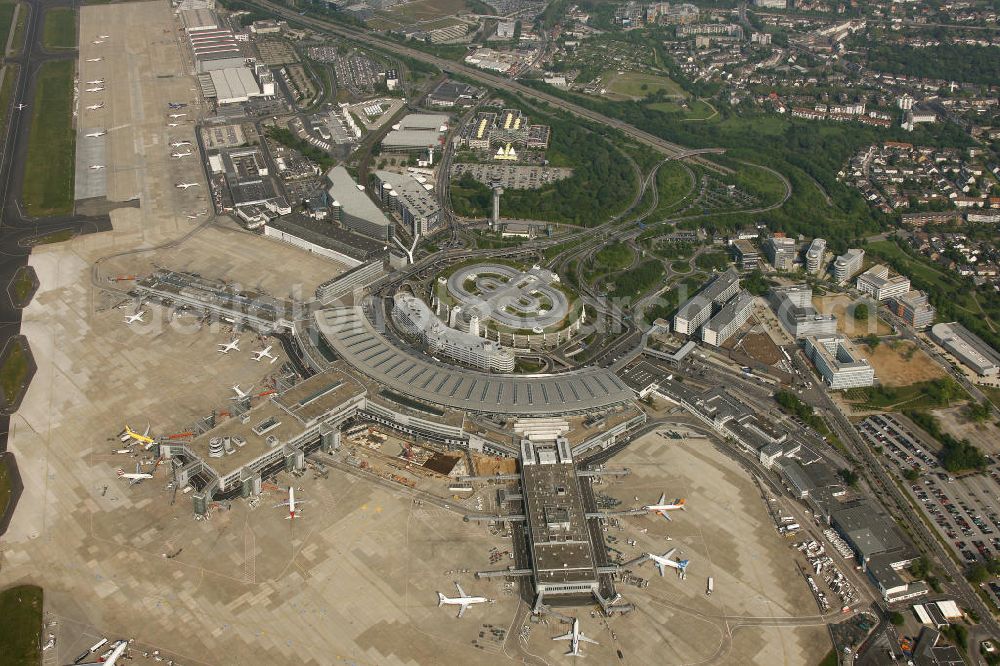  from above - Blick auf den Flughafen Düsseldorf International. Dieser ist der zentrale Flughafen von Nordrhein-Westfalen. View to the Duesseldorf International Airport which is the main airport in Nothrhine Westfalia.