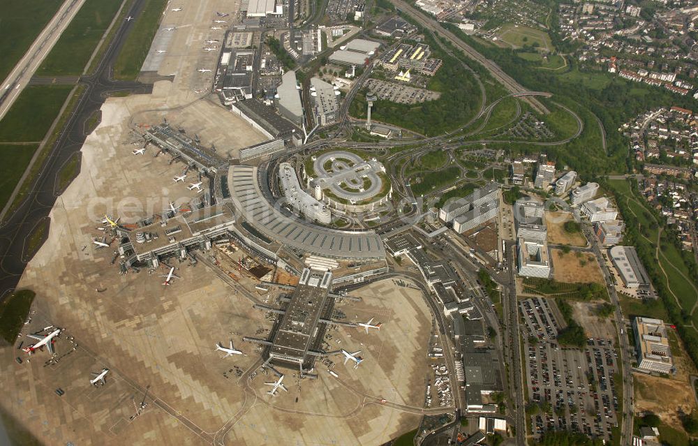  from the bird's eye view: Blick auf den Flughafen Düsseldorf International. Dieser ist der zentrale Flughafen von Nordrhein-Westfalen. View to the Duesseldorf International Airport which is the main airport in Nothrhine Westfalia.