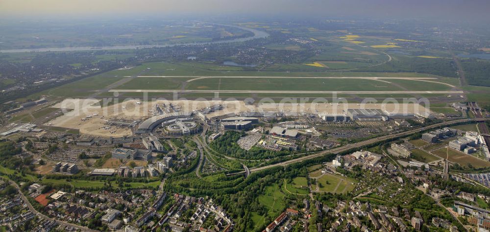  from above - Blick auf den Flughafen Düsseldorf International. Dieser ist der zentrale Flughafen von Nordrhein-Westfalen. View to the Duesseldorf International Airport which is the main airport in Nothrhine Westfalia.