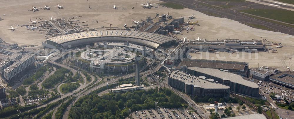  from the bird's eye view: Blick auf den Flughafen Düsseldorf International. Dieser ist der zentrale Flughafen von Nordrhein-Westfalen. View to the Duesseldorf International Airport which is the main airport in Nothrhine Westfalia.