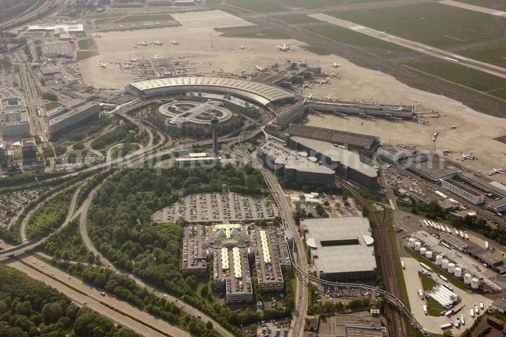  from above - Blick auf den Flughafen Düsseldorf International. Dieser ist der zentrale Flughafen von Nordrhein-Westfalen. View to the Duesseldorf International Airport which is the main airport in Nothrhine Westfalia.