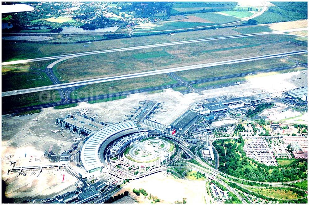 Düsseldorf from above - , Flughafen Düsseldorf International, Ausbau Terminal , Das mit rund 18 Millionen Menschen bevölkerungsreichste Bundesland Nordrhein-Westfalen, verfügt mit dem Flughafen Düsseldorf International über den nach Frankfurt und München drittgrößten internationalen Verkehrsflughafen in Deutschland. Düsseldorf International steht nach Frankfurt und München mit rund 16 Millionen Fluggästen im Jahr 2000 an dritter Stelle der deutschen Verkehrsflughäfen.