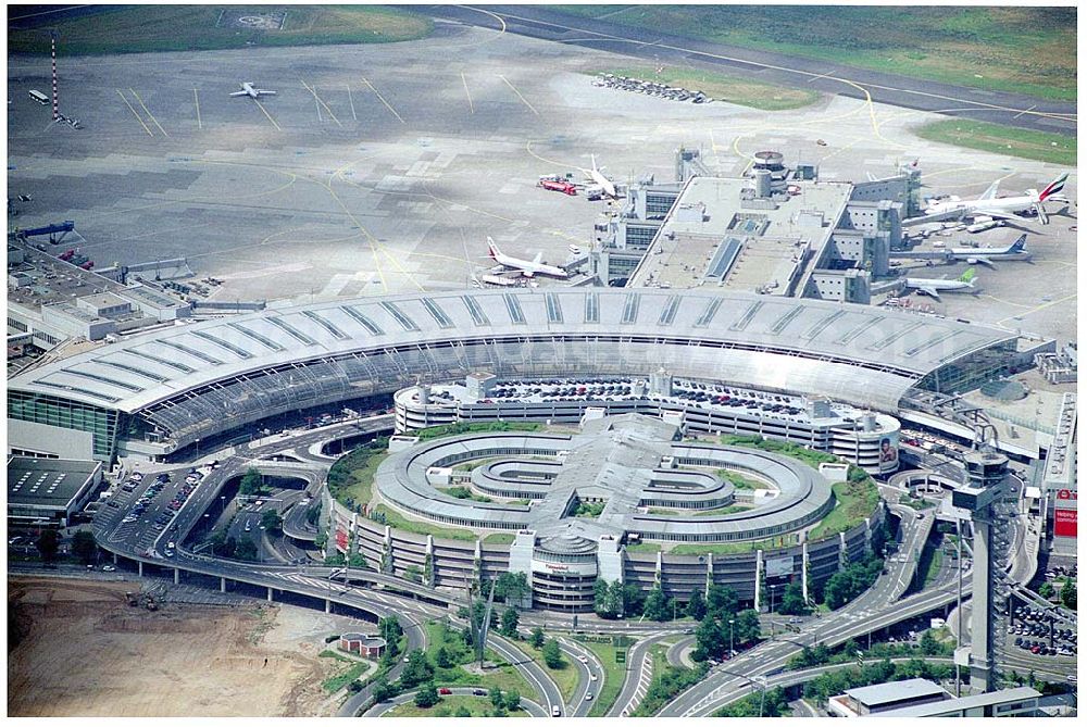 Aerial photograph Düsseldorf - , Flughafen Düsseldorf International, Ausbau Terminal , Das mit rund 18 Millionen Menschen bevölkerungsreichste Bundesland Nordrhein-Westfalen, verfügt mit dem Flughafen Düsseldorf International über den nach Frankfurt und München drittgrößten internationalen Verkehrsflughafen in Deutschland. Düsseldorf International steht nach Frankfurt und München mit rund 16 Millionen Fluggästen im Jahr 2000 an dritter Stelle der deutschen Verkehrsflughäfen.