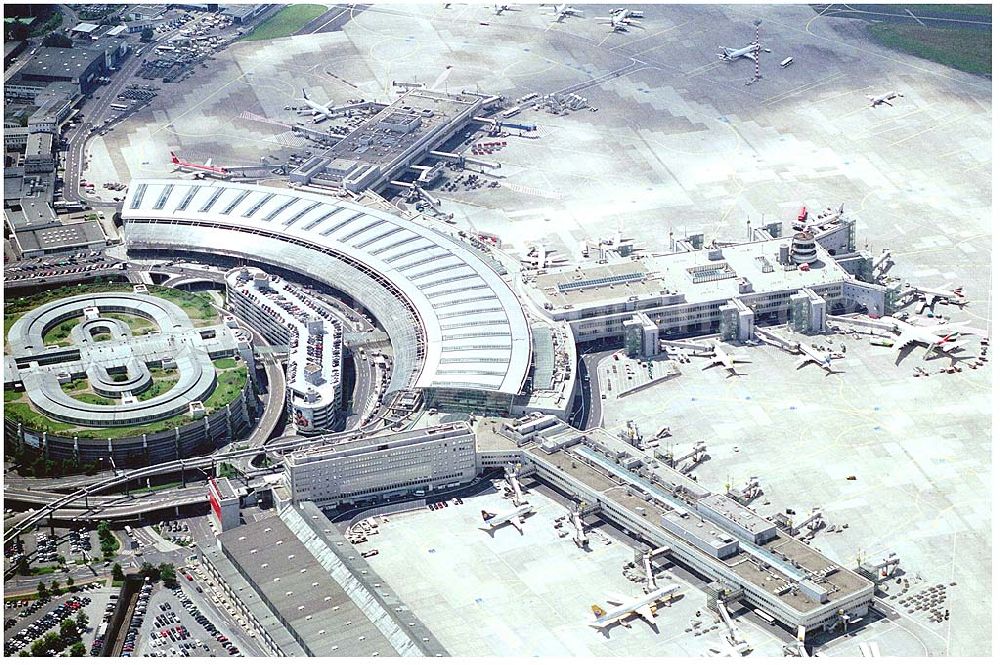 Aerial image Düsseldorf - , Flughafen Düsseldorf International, Ausbau Terminal , Das mit rund 18 Millionen Menschen bevölkerungsreichste Bundesland Nordrhein-Westfalen, verfügt mit dem Flughafen Düsseldorf International über den nach Frankfurt und München drittgrößten internationalen Verkehrsflughafen in Deutschland. Düsseldorf International steht nach Frankfurt und München mit rund 16 Millionen Fluggästen im Jahr 2000 an dritter Stelle der deutschen Verkehrsflughäfen.