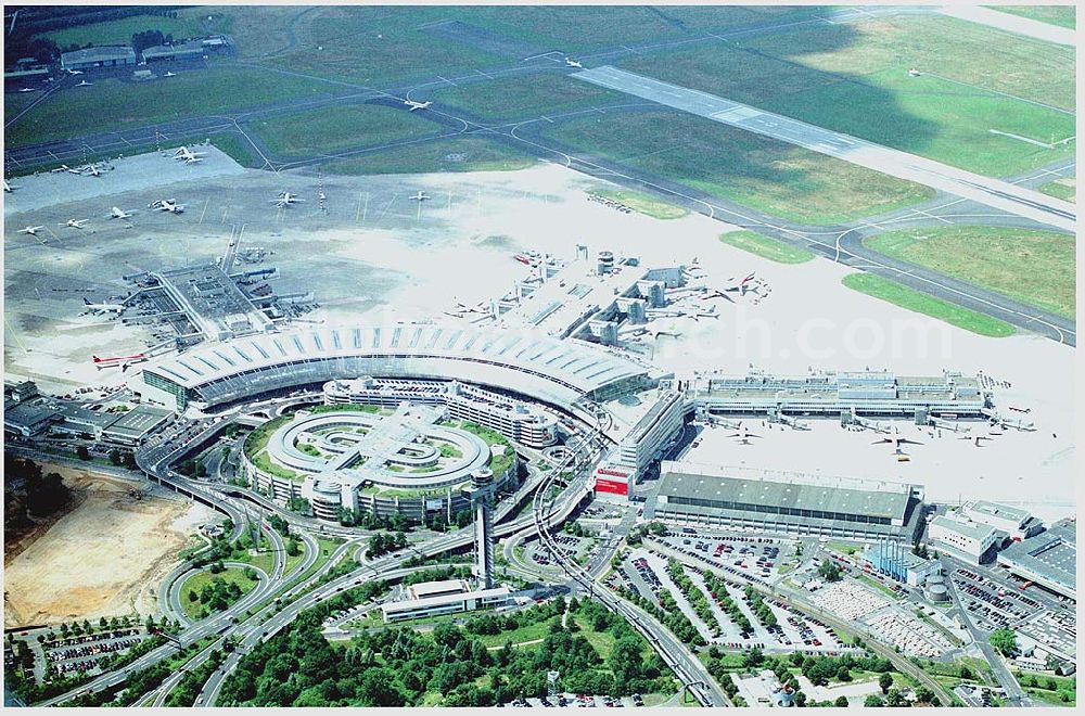 Düsseldorf from above - , Flughafen Düsseldorf International, Ausbau Terminal , Das mit rund 18 Millionen Menschen bevölkerungsreichste Bundesland Nordrhein-Westfalen, verfügt mit dem Flughafen Düsseldorf International über den nach Frankfurt und München drittgrößten internationalen Verkehrsflughafen in Deutschland. Düsseldorf International steht nach Frankfurt und München mit rund 16 Millionen Fluggästen im Jahr 2000 an dritter Stelle der deutschen Verkehrsflughäfen.