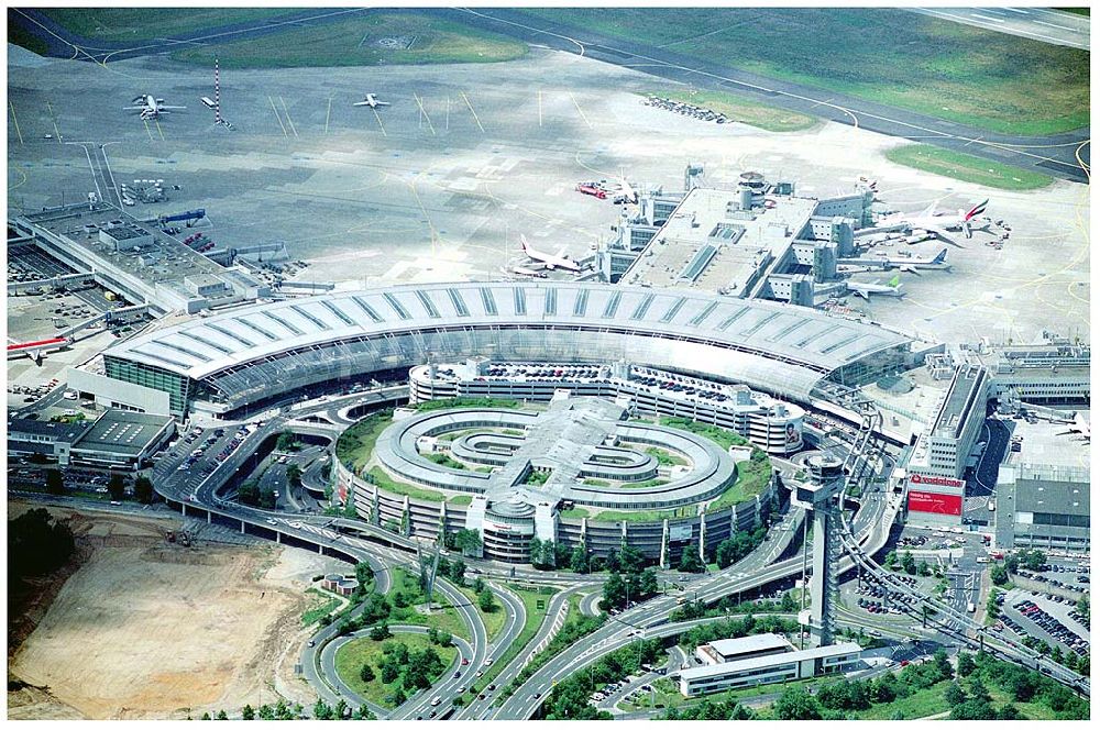 Düsseldorf from the bird's eye view: , Flughafen Düsseldorf International, Ausbau Terminal , Das mit rund 18 Millionen Menschen bevölkerungsreichste Bundesland Nordrhein-Westfalen, verfügt mit dem Flughafen Düsseldorf International über den nach Frankfurt und München drittgrößten internationalen Verkehrsflughafen in Deutschland. Düsseldorf International steht nach Frankfurt und München mit rund 16 Millionen Fluggästen im Jahr 2000 an dritter Stelle der deutschen Verkehrsflughäfen.