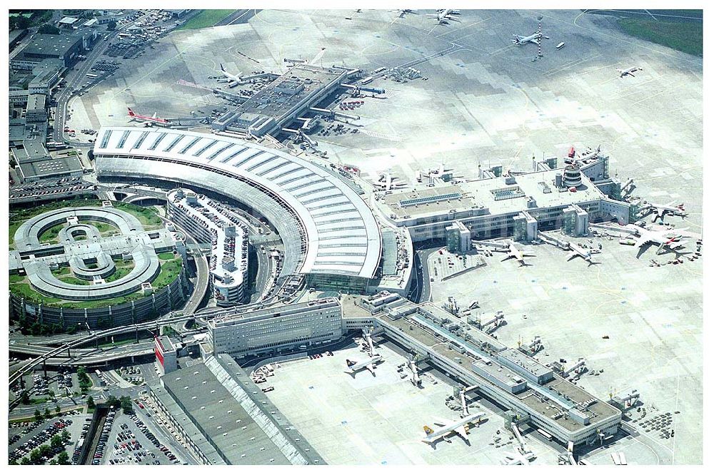 Aerial photograph Düsseldorf - , Flughafen Düsseldorf International, Ausbau Terminal , Das mit rund 18 Millionen Menschen bevölkerungsreichste Bundesland Nordrhein-Westfalen, verfügt mit dem Flughafen Düsseldorf International über den nach Frankfurt und München drittgrößten internationalen Verkehrsflughafen in Deutschland. Düsseldorf International steht nach Frankfurt und München mit rund 16 Millionen Fluggästen im Jahr 2000 an dritter Stelle der deutschen Verkehrsflughäfen.