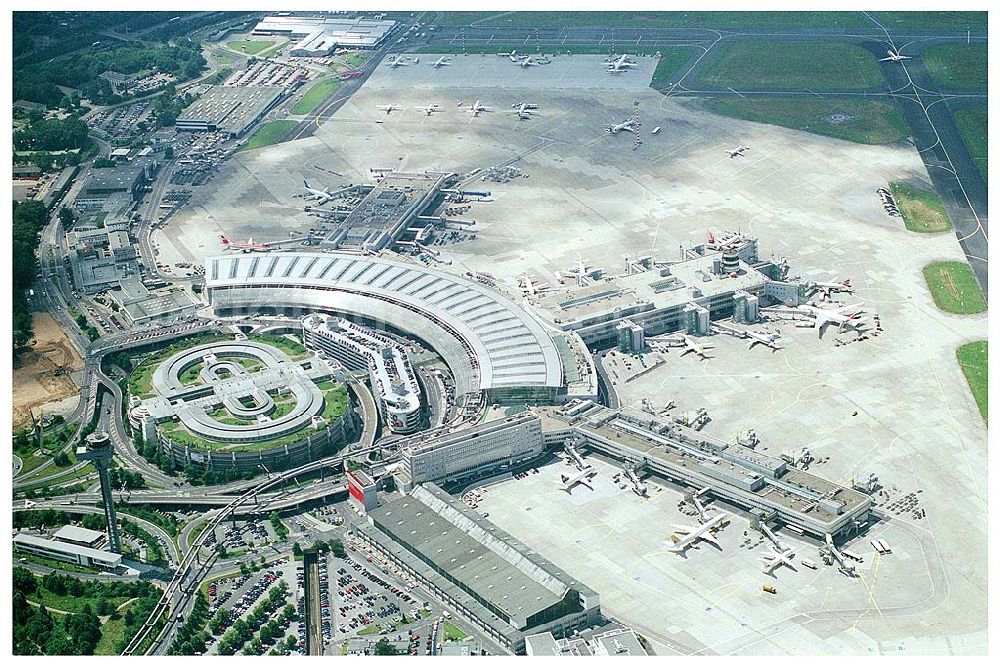 Düsseldorf from above - , Flughafen Düsseldorf International, Ausbau Terminal , Das mit rund 18 Millionen Menschen bevölkerungsreichste Bundesland Nordrhein-Westfalen, verfügt mit dem Flughafen Düsseldorf International über den nach Frankfurt und München drittgrößten internationalen Verkehrsflughafen in Deutschland. Düsseldorf International steht nach Frankfurt und München mit rund 16 Millionen Fluggästen im Jahr 2000 an dritter Stelle der deutschen Verkehrsflughäfen.