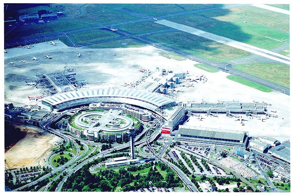 Düsseldorf from the bird's eye view: , Flughafen Düsseldorf International, Ausbau Terminal , Das mit rund 18 Millionen Menschen bevölkerungsreichste Bundesland Nordrhein-Westfalen, verfügt mit dem Flughafen Düsseldorf International über den nach Frankfurt und München drittgrößten internationalen Verkehrsflughafen in Deutschland. Düsseldorf International steht nach Frankfurt und München mit rund 16 Millionen Fluggästen im Jahr 2000 an dritter Stelle der deutschen Verkehrsflughäfen.