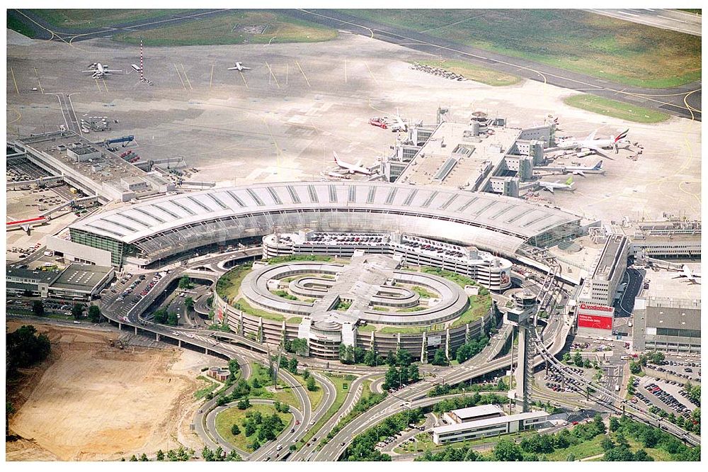 Aerial image Düsseldorf - , Flughafen Düsseldorf International, Ausbau Terminal , Das mit rund 18 Millionen Menschen bevölkerungsreichste Bundesland Nordrhein-Westfalen, verfügt mit dem Flughafen Düsseldorf International über den nach Frankfurt und München drittgrößten internationalen Verkehrsflughafen in Deutschland. Düsseldorf International steht nach Frankfurt und München mit rund 16 Millionen Fluggästen im Jahr 2000 an dritter Stelle der deutschen Verkehrsflughäfen.