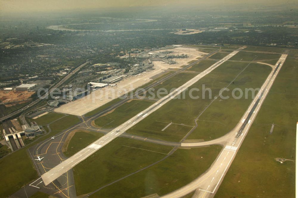 Aerial photograph Düsseldorf - Blick auf den Flughafen von Düsseldorf. Duesseldorf airport.