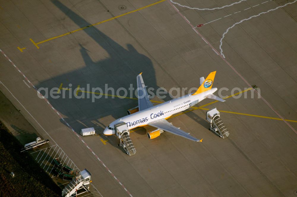 Düsseldorf from the bird's eye view: Blick auf den Flughafen Rhein-Ruhr-Flughafen auf dem Vorfeld wird gerade die Flugvorbereitung eines Thomas Cook Ferienflieger durchgefuehrt.