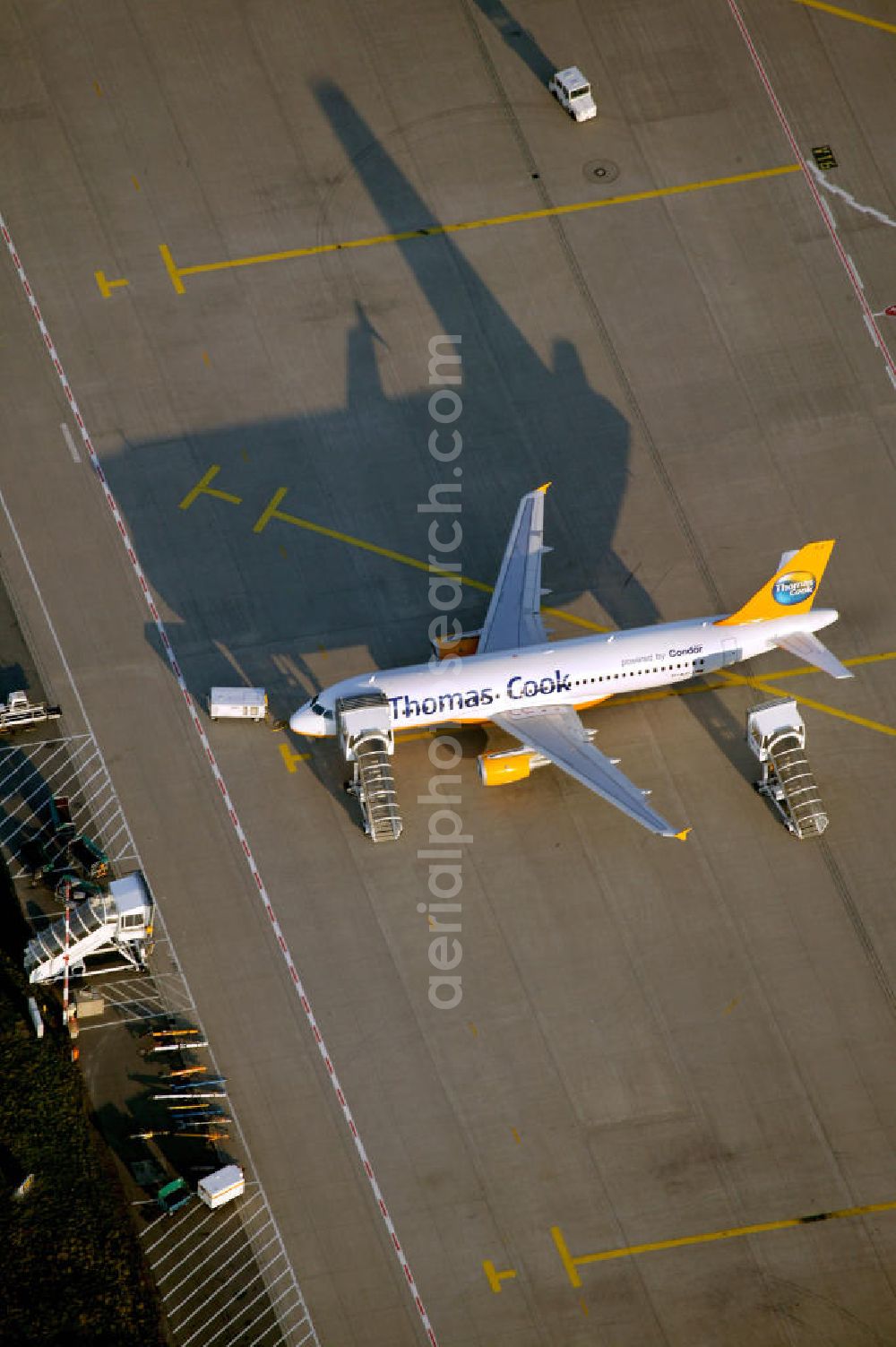 Aerial image Düsseldorf - Blick auf den Flughafen Rhein-Ruhr-Flughafen auf dem Vorfeld wird gerade die Flugvorbereitung eines Thomas Cook Ferienflieger durchgefuehrt.