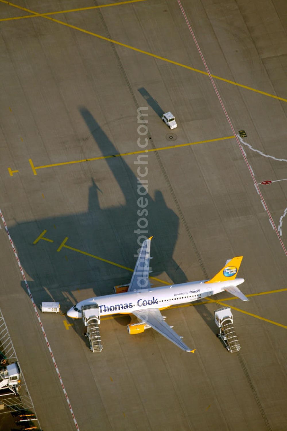 Aerial photograph Düsseldorf - Blick auf den Flughafen Rhein-Ruhr-Flughafen auf dem Vorfeld wird gerade die Flugvorbereitung eines Thomas Cook Ferienflieger durchgefuehrt.