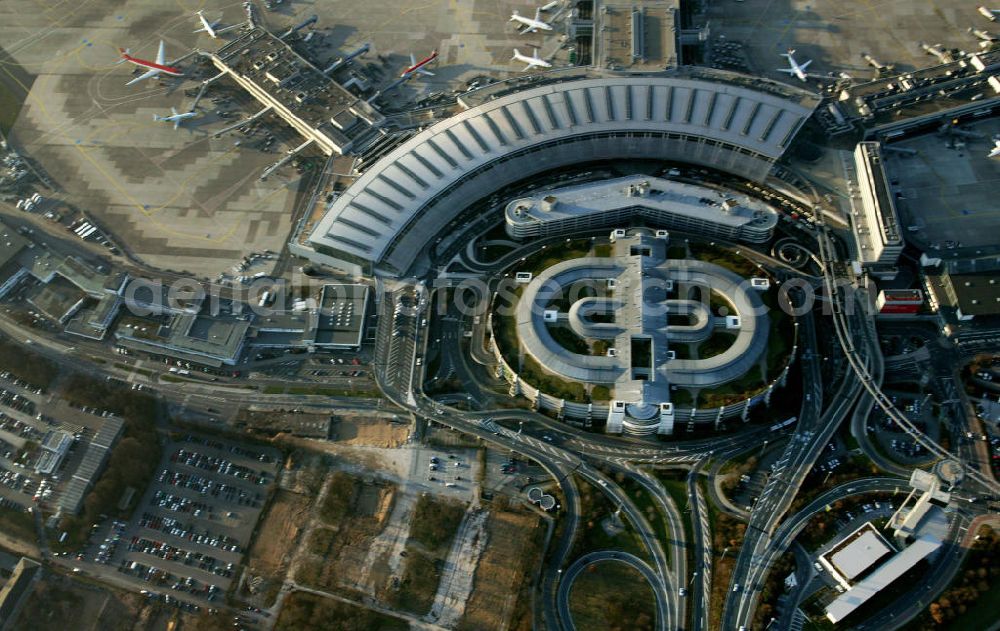 Düsseldorf from above - Blick auf den neuen Flugsteig Gate C, das Arabella-Hotel und den Departures Arrivals Turm Tower des Rhein-Ruhr-Flughafen.