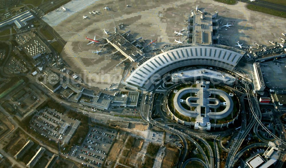 Düsseldorf from the bird's eye view: Blick auf den neuen Flugsteig Gate C, das Arabella-Hotel und den Departures Arrivals Turm Tower des Rhein-Ruhr-Flughafen.