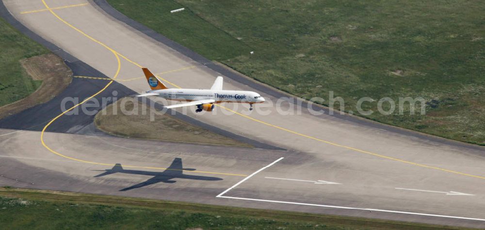 Aerial image Düsseldorf - Blick auf die Landebahn des Flughafen Düsseldorf mit landendem Ferienflieger der Gesellschaft Thomas Cook.