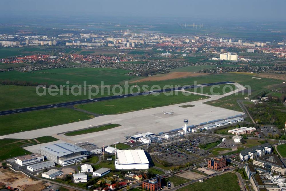 Erfurt from above - Der Flughafen Erfurt ist ein kleiner Flughafen, von dem aus hauptsächlich Passagierflüge einheimischer Fluggesellschaften innerhalb Deutschlands starten. Im Jahr 2004 gab es hier ca. 550.000 Fluggäste und 16.000 Starts und Landungen. Kontakt: Flughafen Erfurt GmbH, Flughafenstraße 4, 99092 Erfurt, Achim Walder: